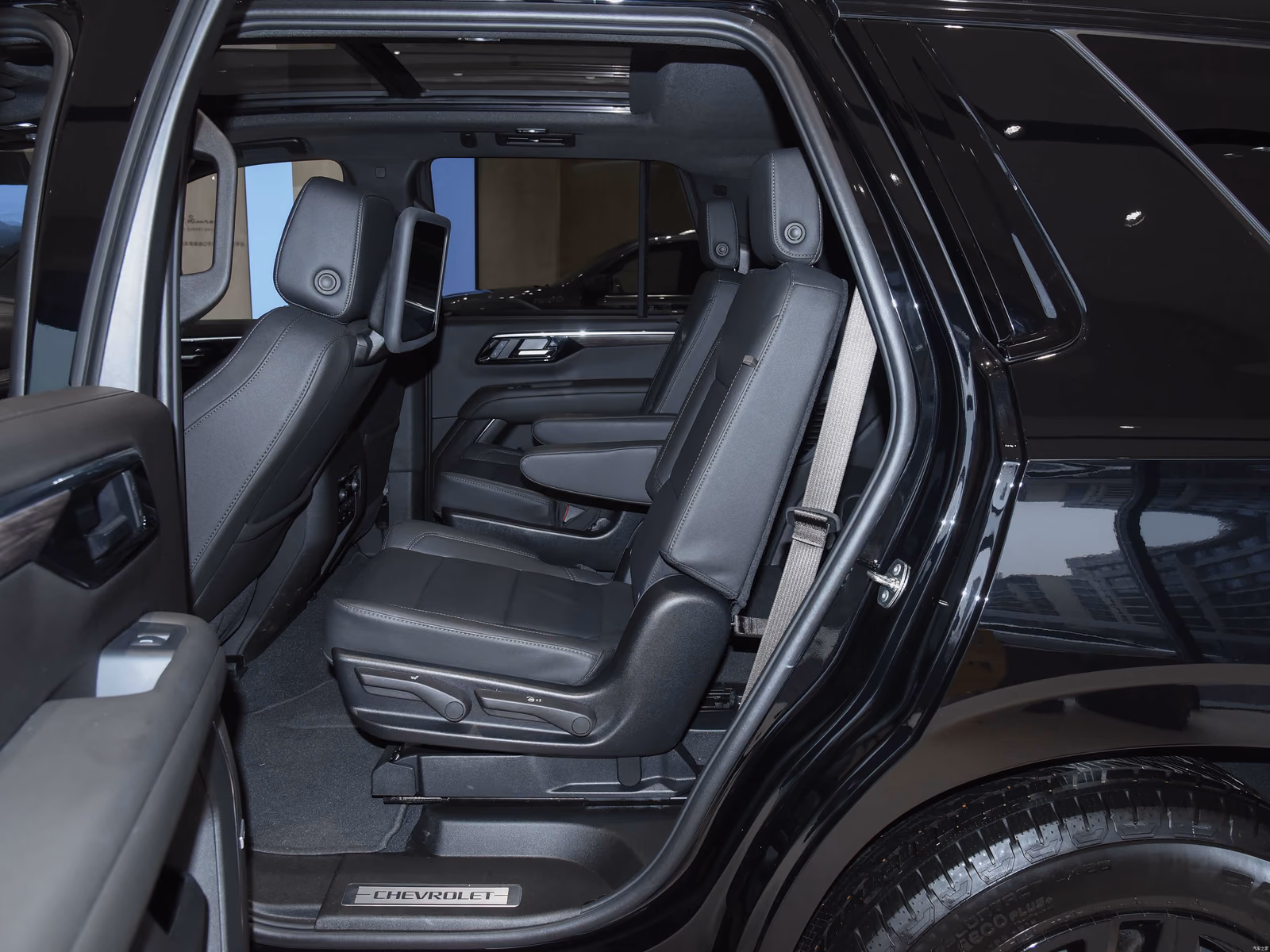 Салон Chevrolet Tahoe со стороны багажника