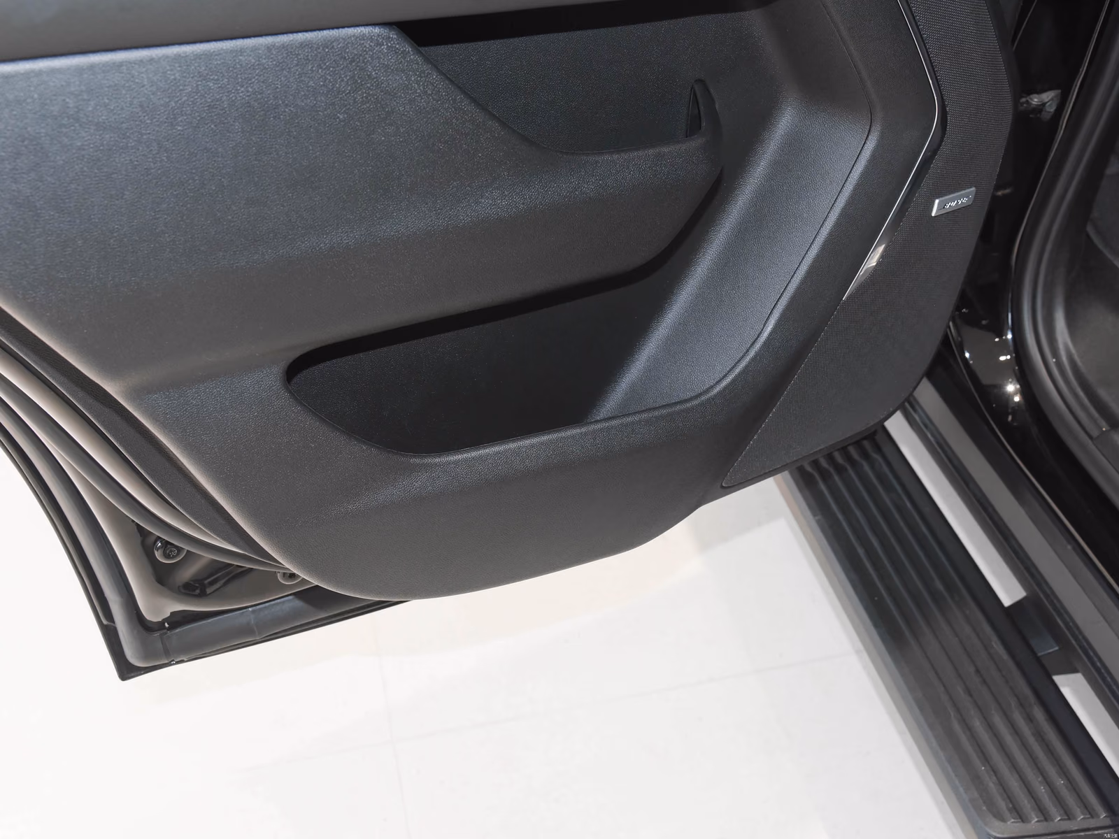 Подлокотник второго ряда Chevrolet Tahoe