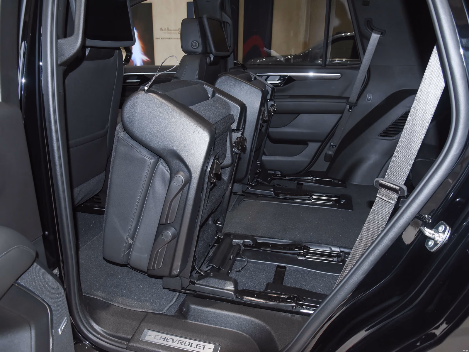 Доступ в третий ряд Chevrolet Tahoe