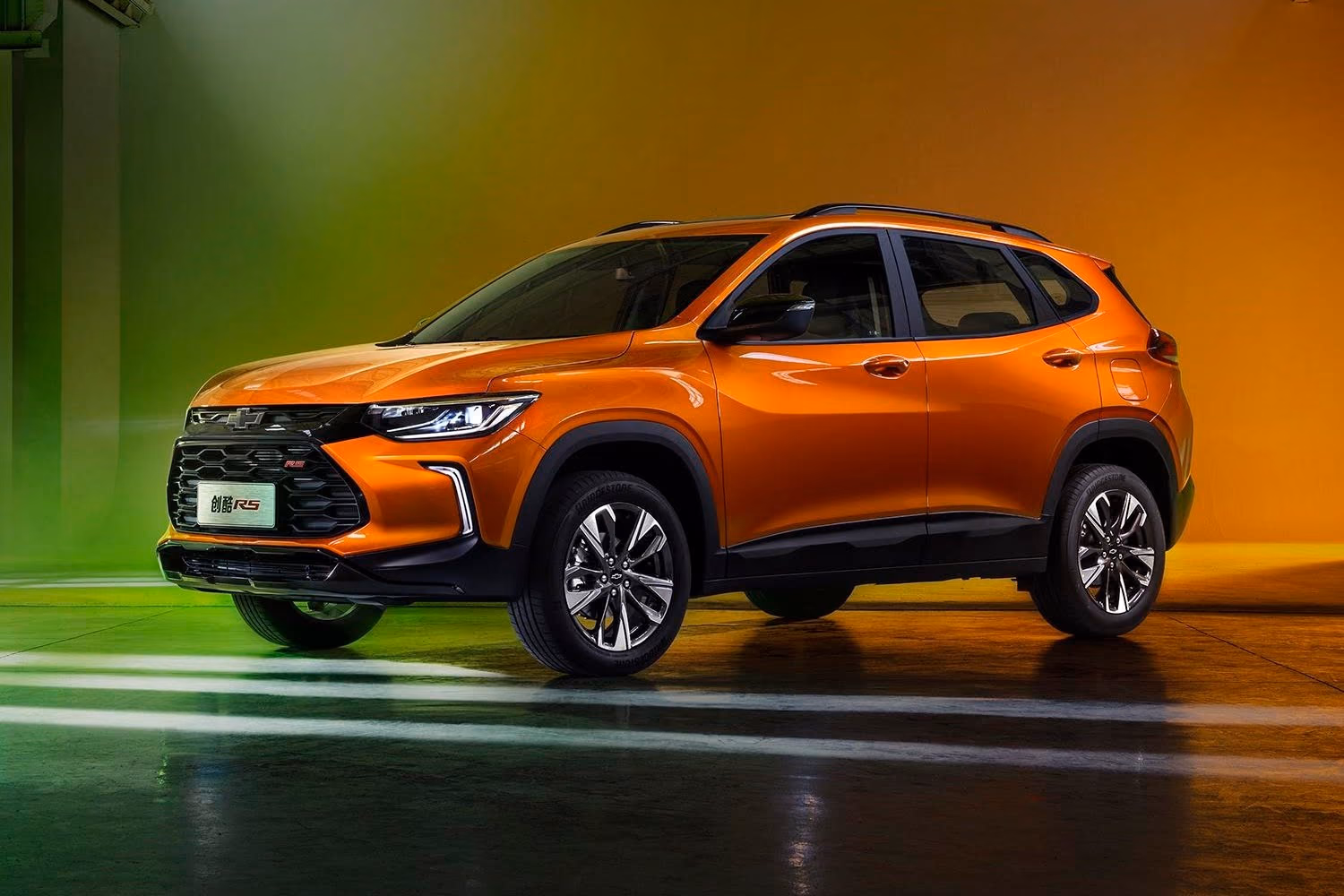 Chevrolet Tracker — вид сзади в три четверти