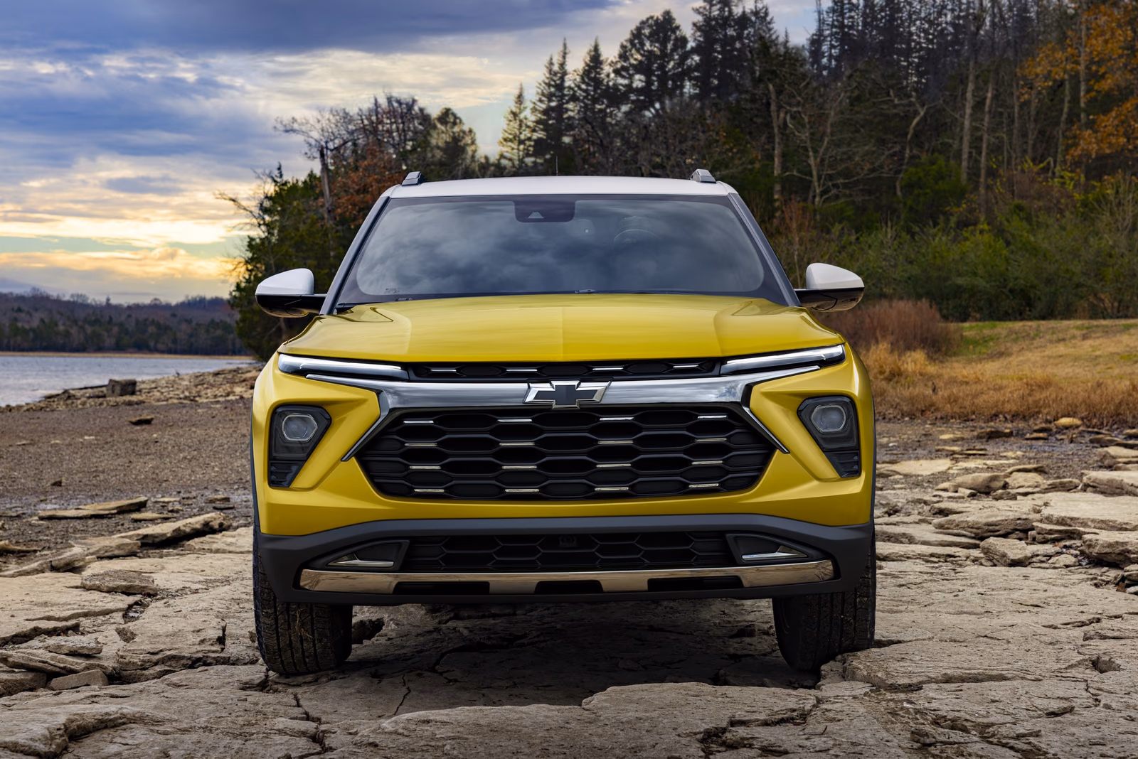 Жёлтый Chevrolet Trailblazer Activ, вид спереди