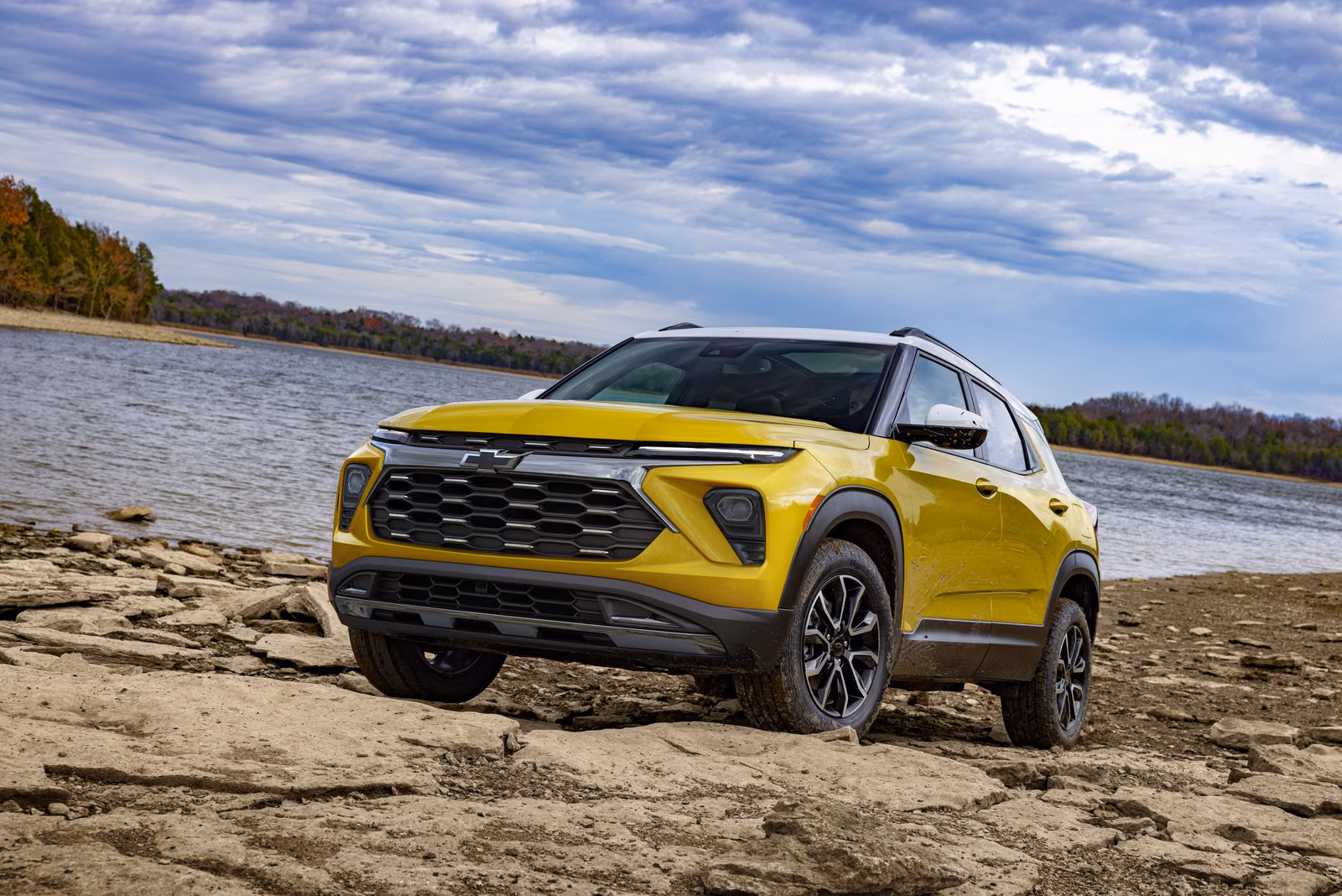 Chevrolet Trailblazer Activ на берегу озера, вид спереди в три четверти