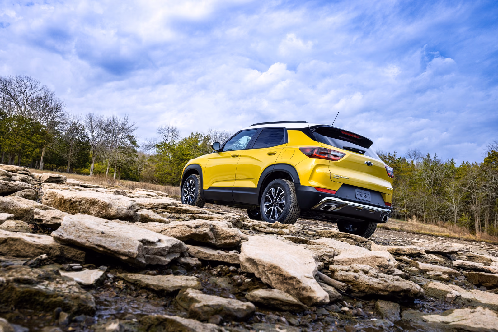 Chevrolet Trailblazer Activ на камнях, вид сзади в три четверти