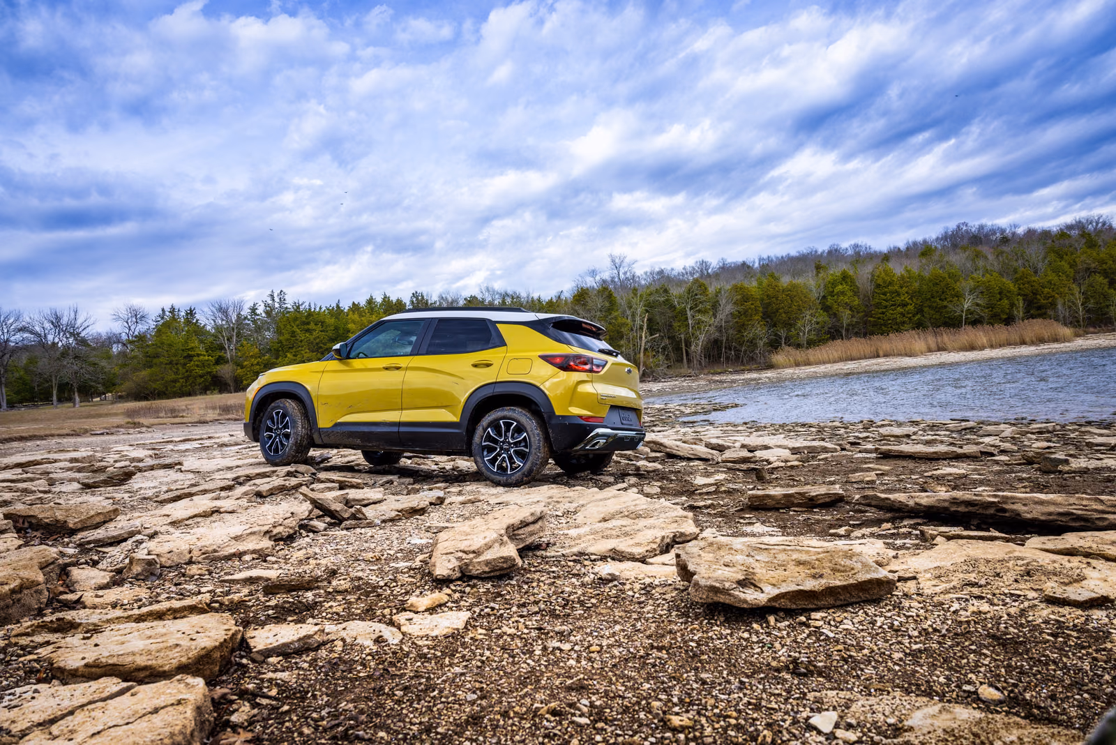 Chevrolet Trailblazer Activ у воды, вид сбоку