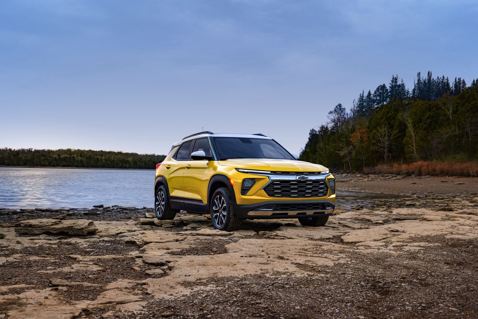 Chevrolet Trailblazer Activ на закате у озера