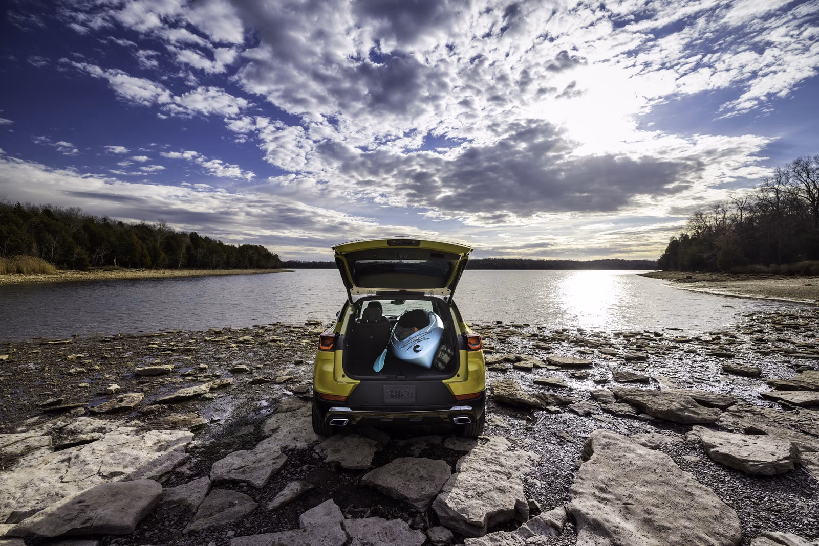 Chevrolet Trailblazer Activ с открытым багажником на закате