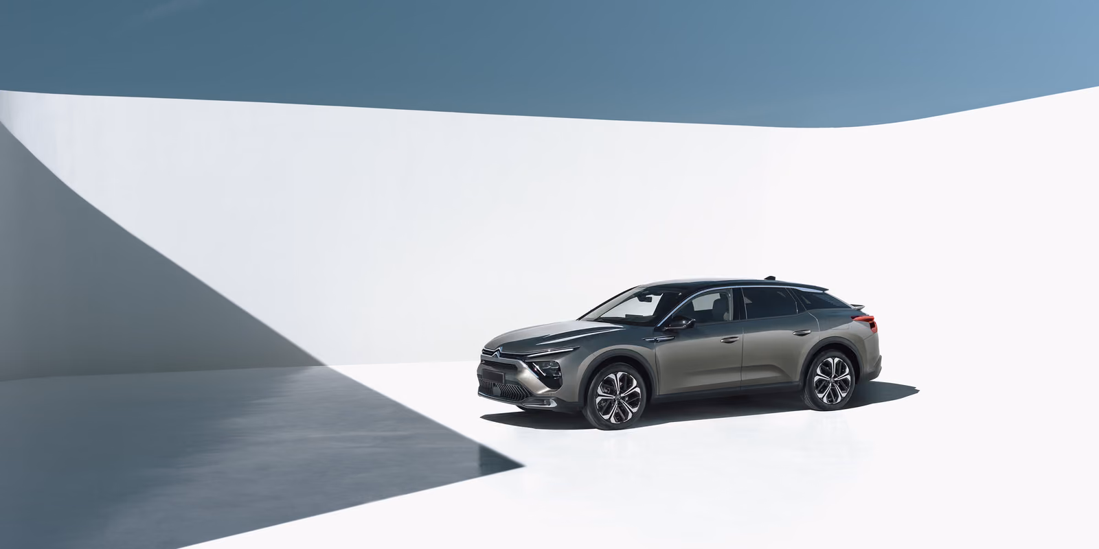 Citroen C5 X — спереди в три четверти