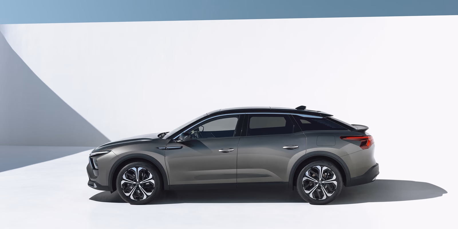 Citroen C5 X — вид сзади в три четверти