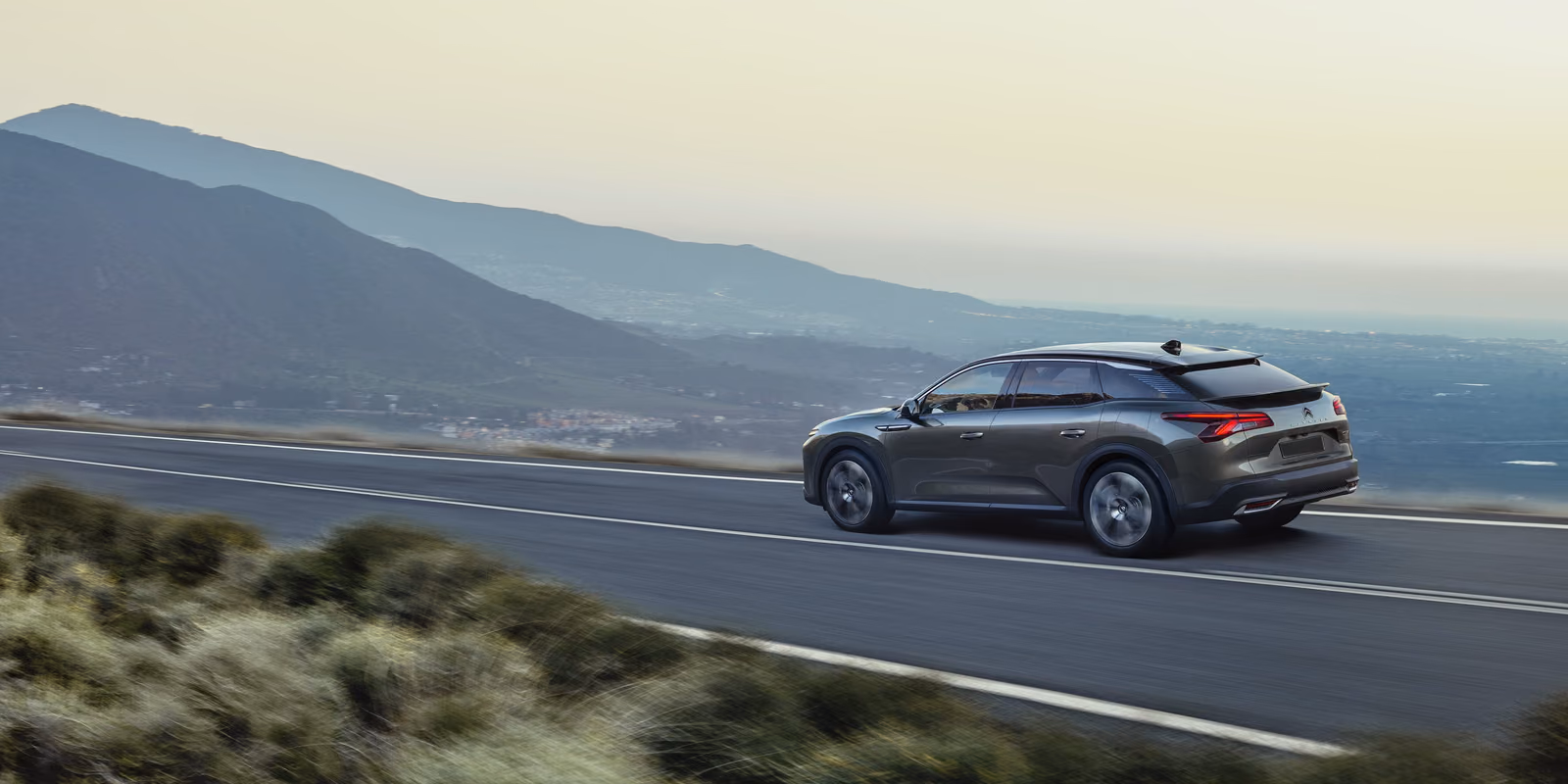 Citroen C5 X — спереди в три четверти