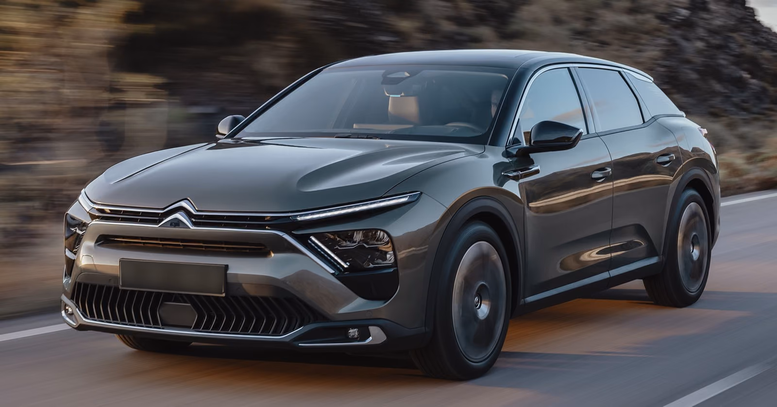 Citroen C5 X — вид сзади в три четверти