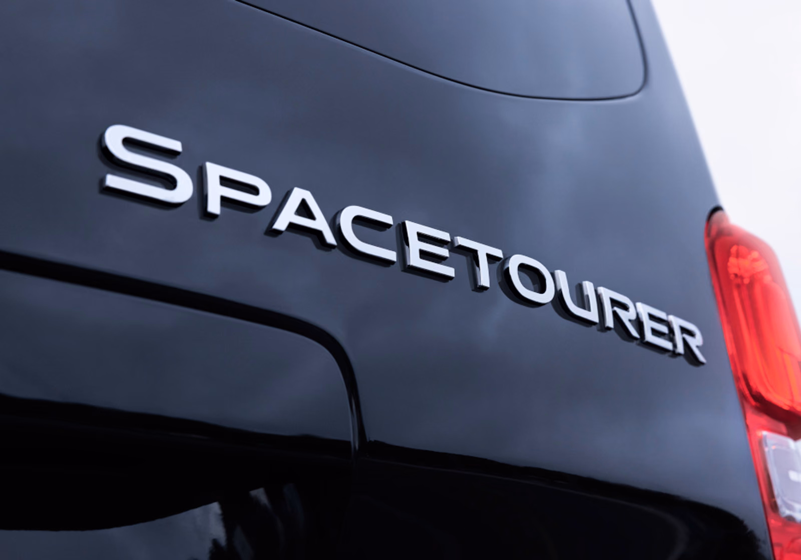 Шильдик SpaceTourer на двери багажника