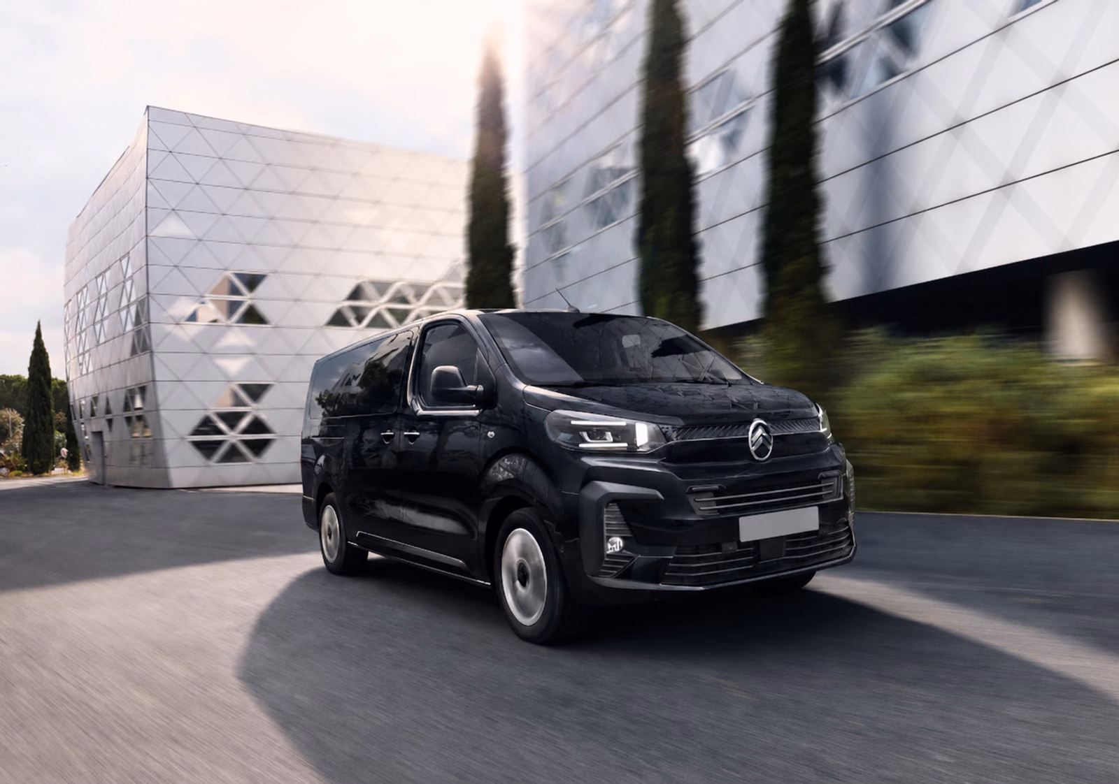 Citroën SpaceTourer на фоне современной архитектуры