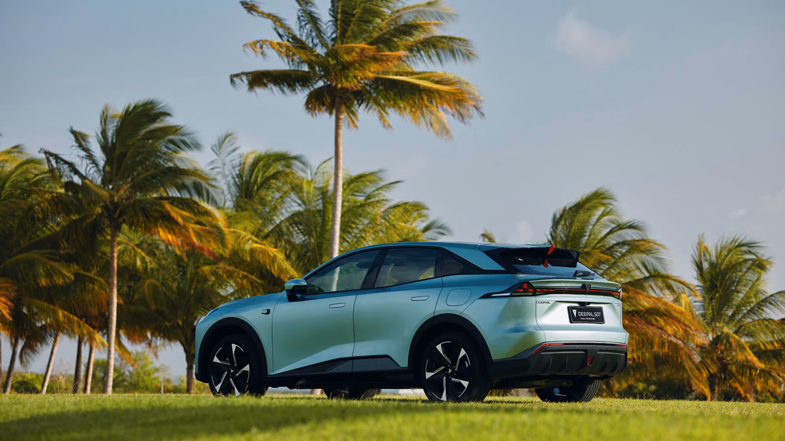 Deepal S07 сзади в три четверти