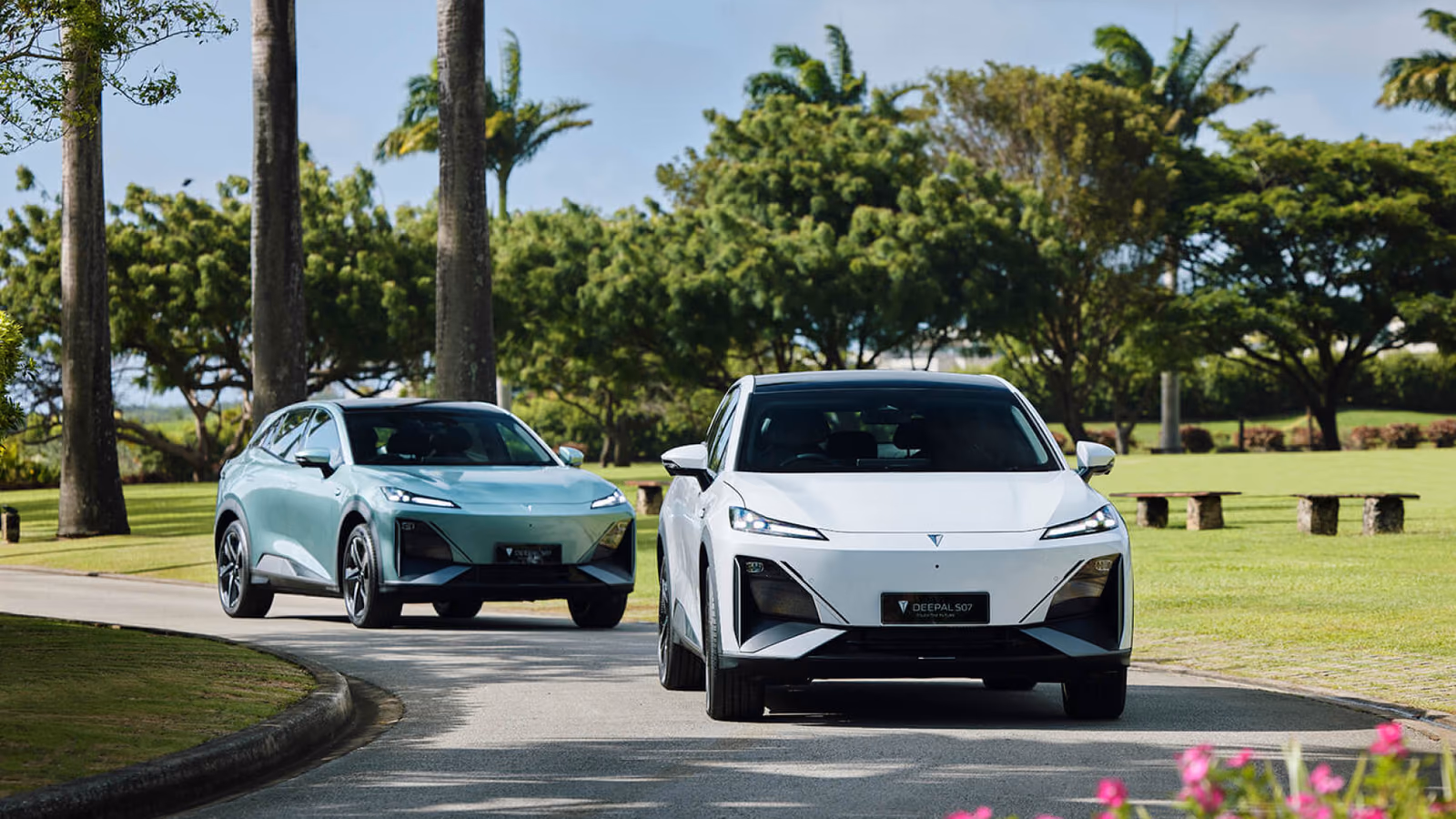 Два Deepal S07 на дороге