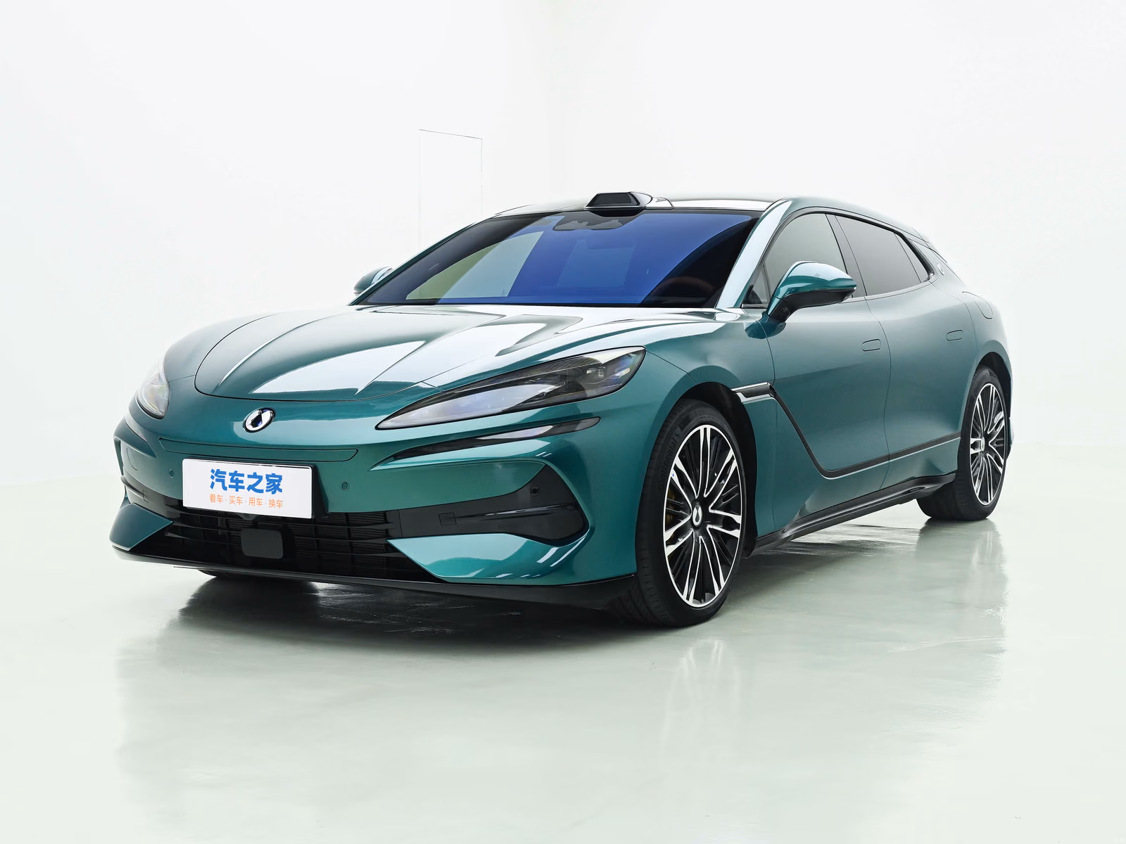 Denza Z9 GT в студии, вид спереди в три четверти