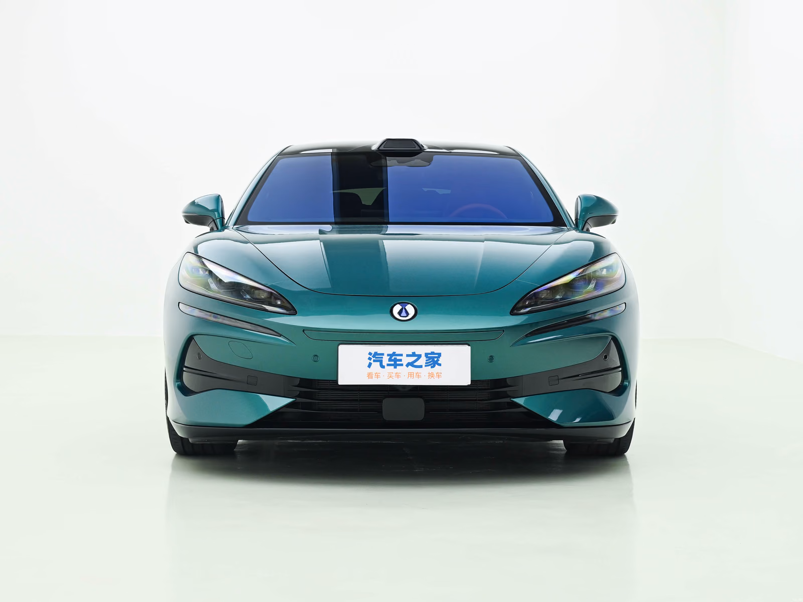Denza Z9 GT в студии, фронтальный вид
