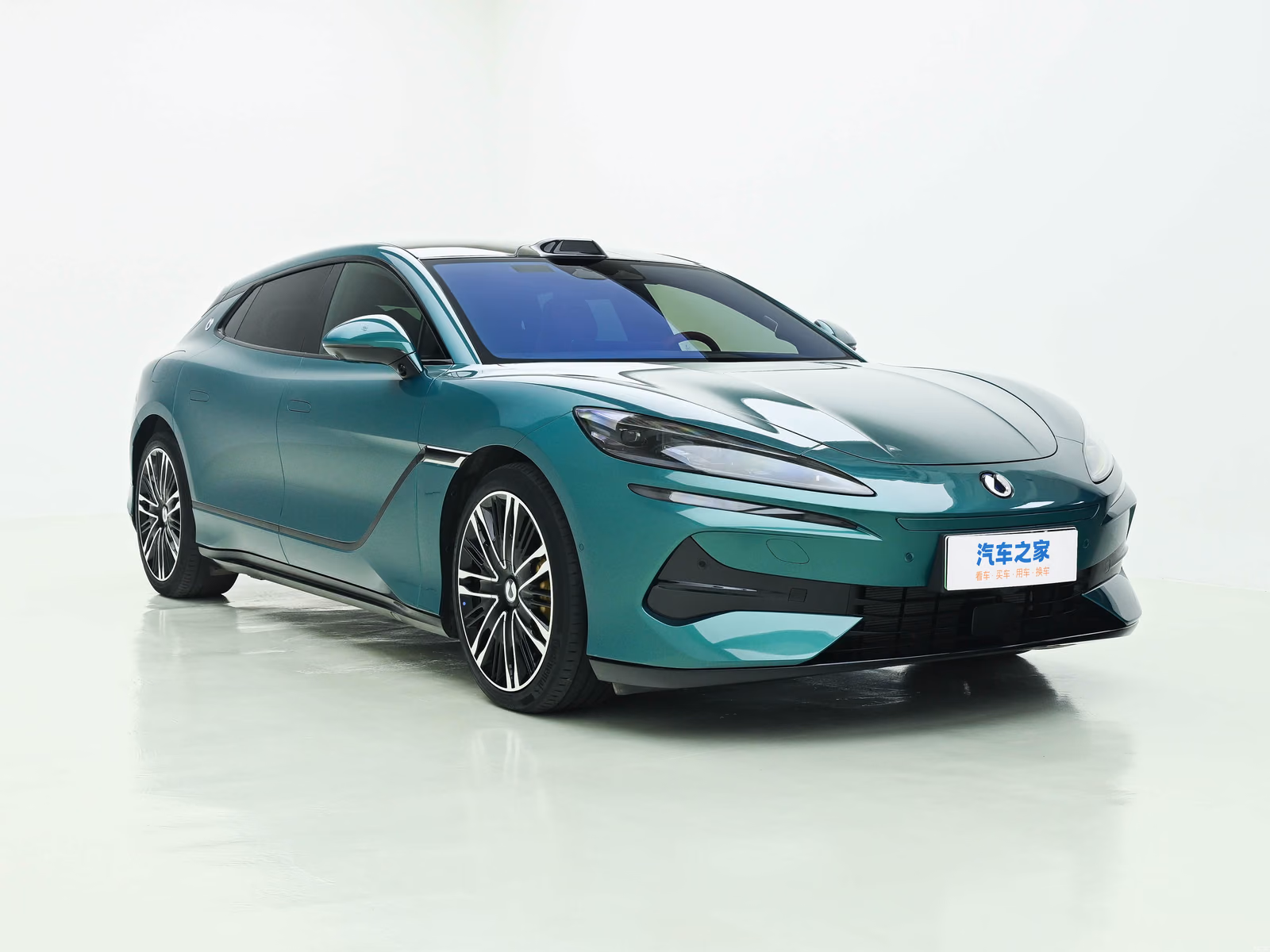 Denza Z9 GT в студии, вид сверху спереди