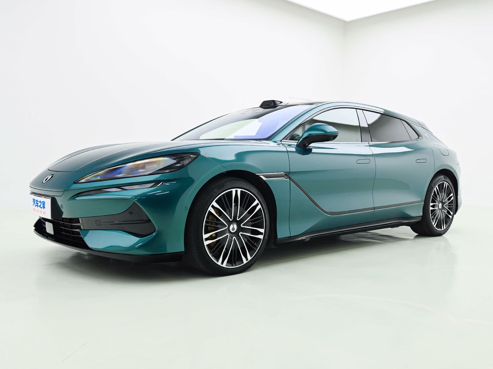 Denza Z9 GT в студии, вид сбоку