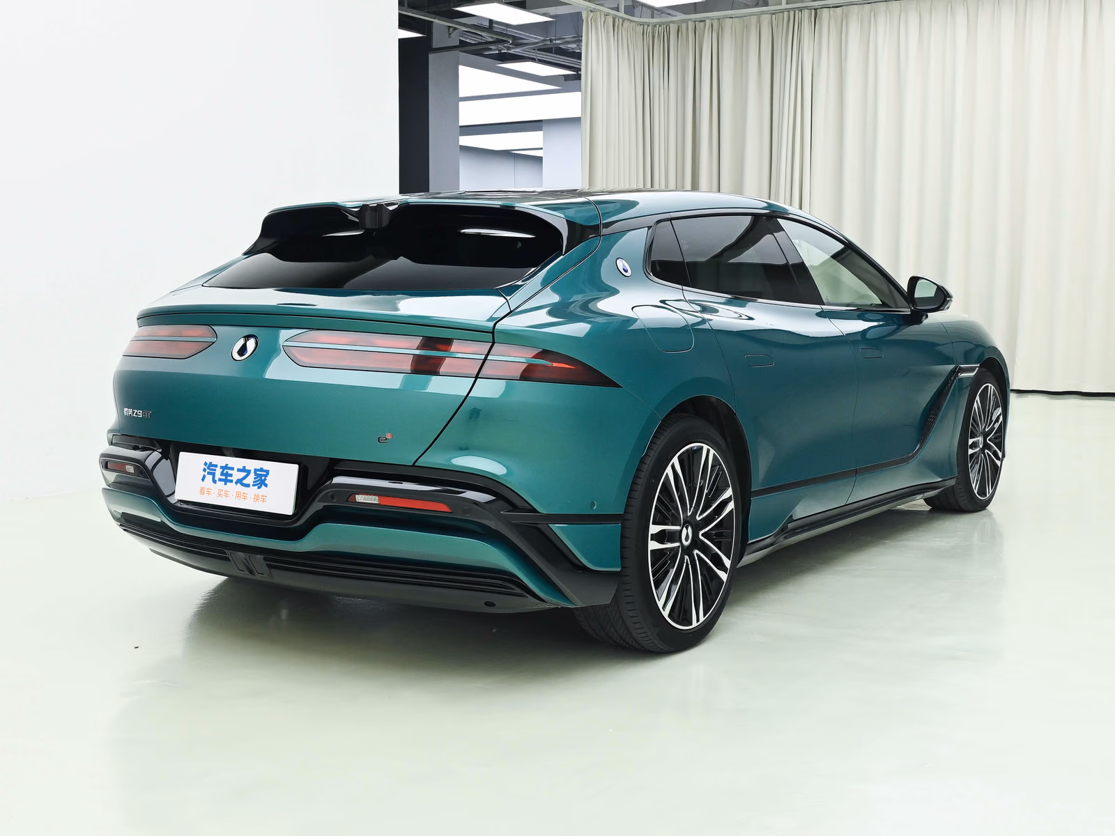 Denza Z9 GT в студии, вид сзади в три четверти