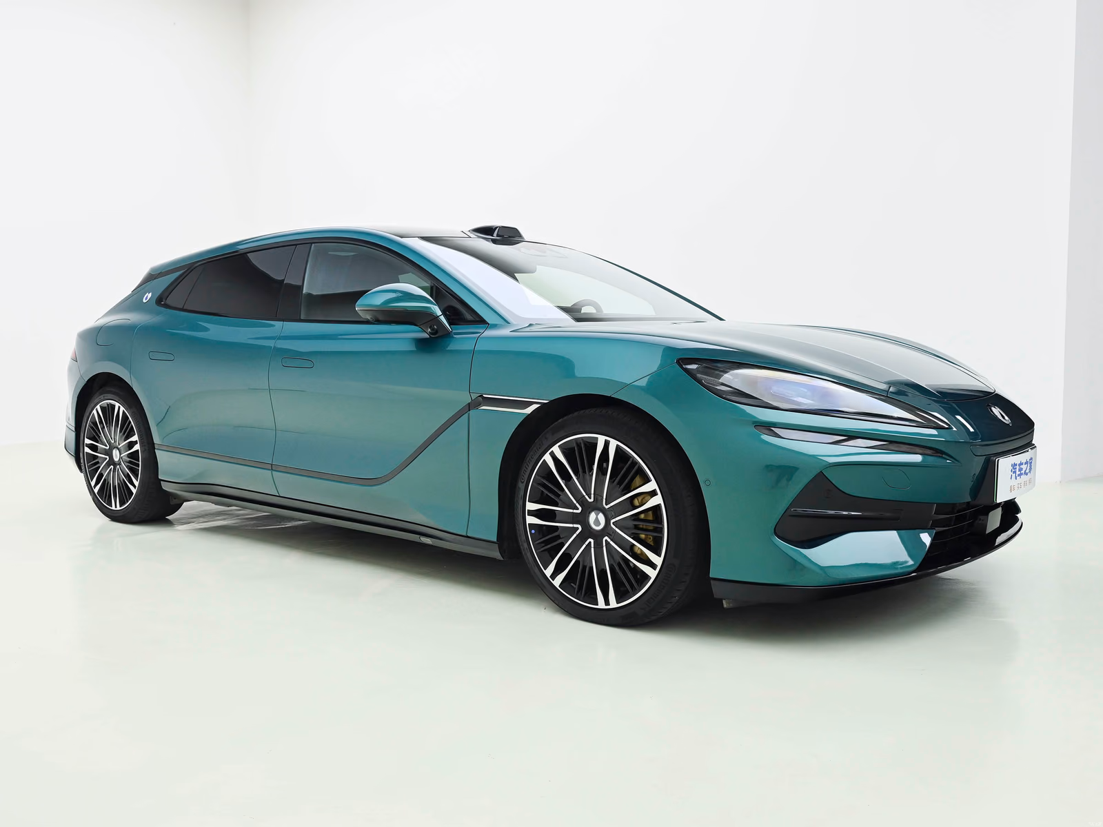 Denza Z9 GT в студии, вид в профиль