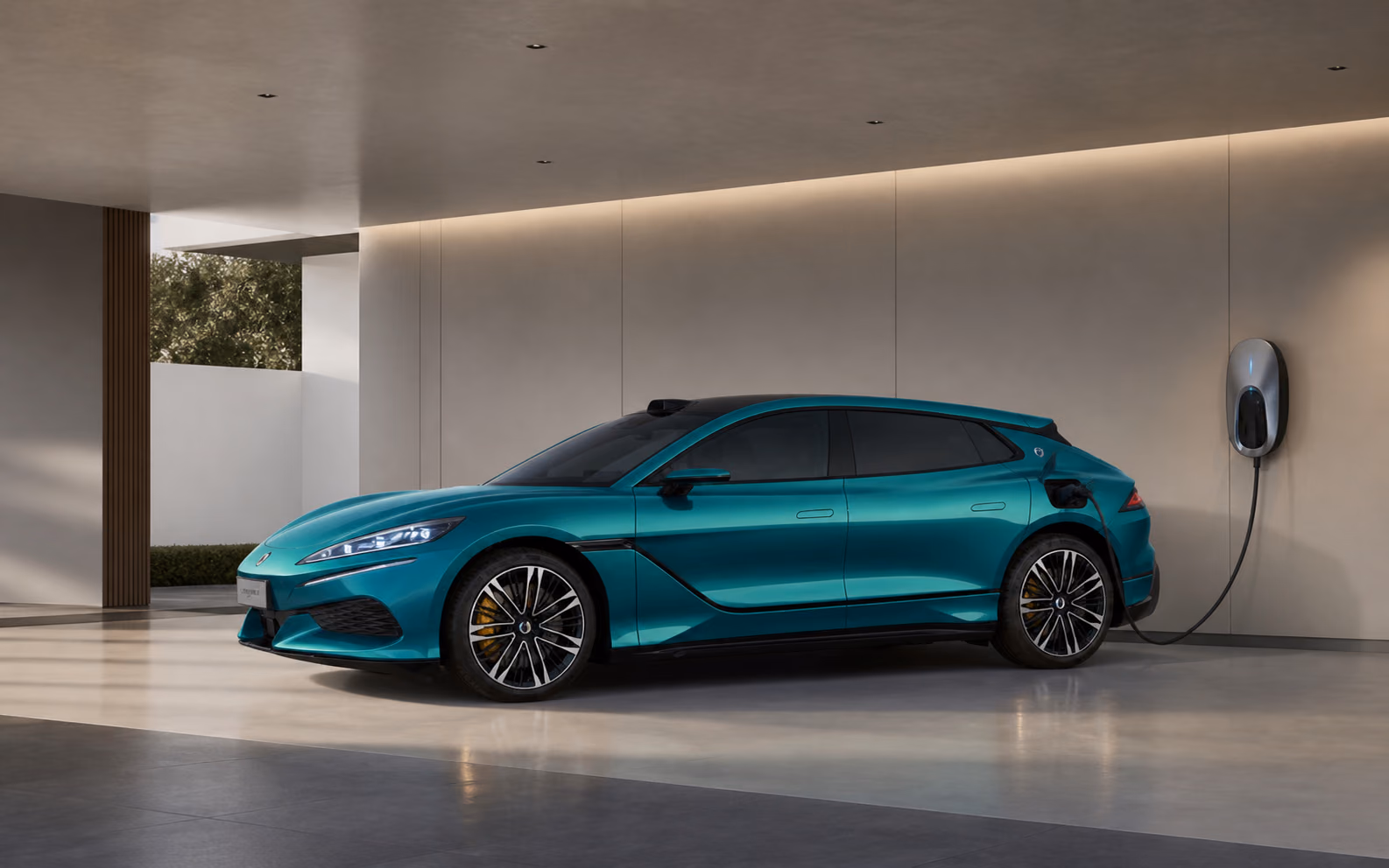 Denza Z9 GT на зарядке в частном гараже