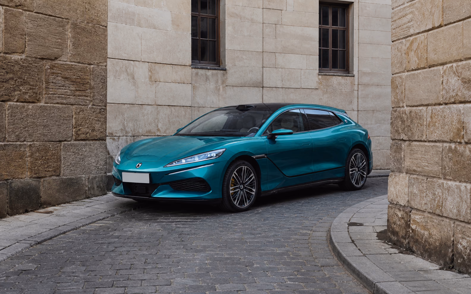 Denza Z9 GT в узком городском дворе