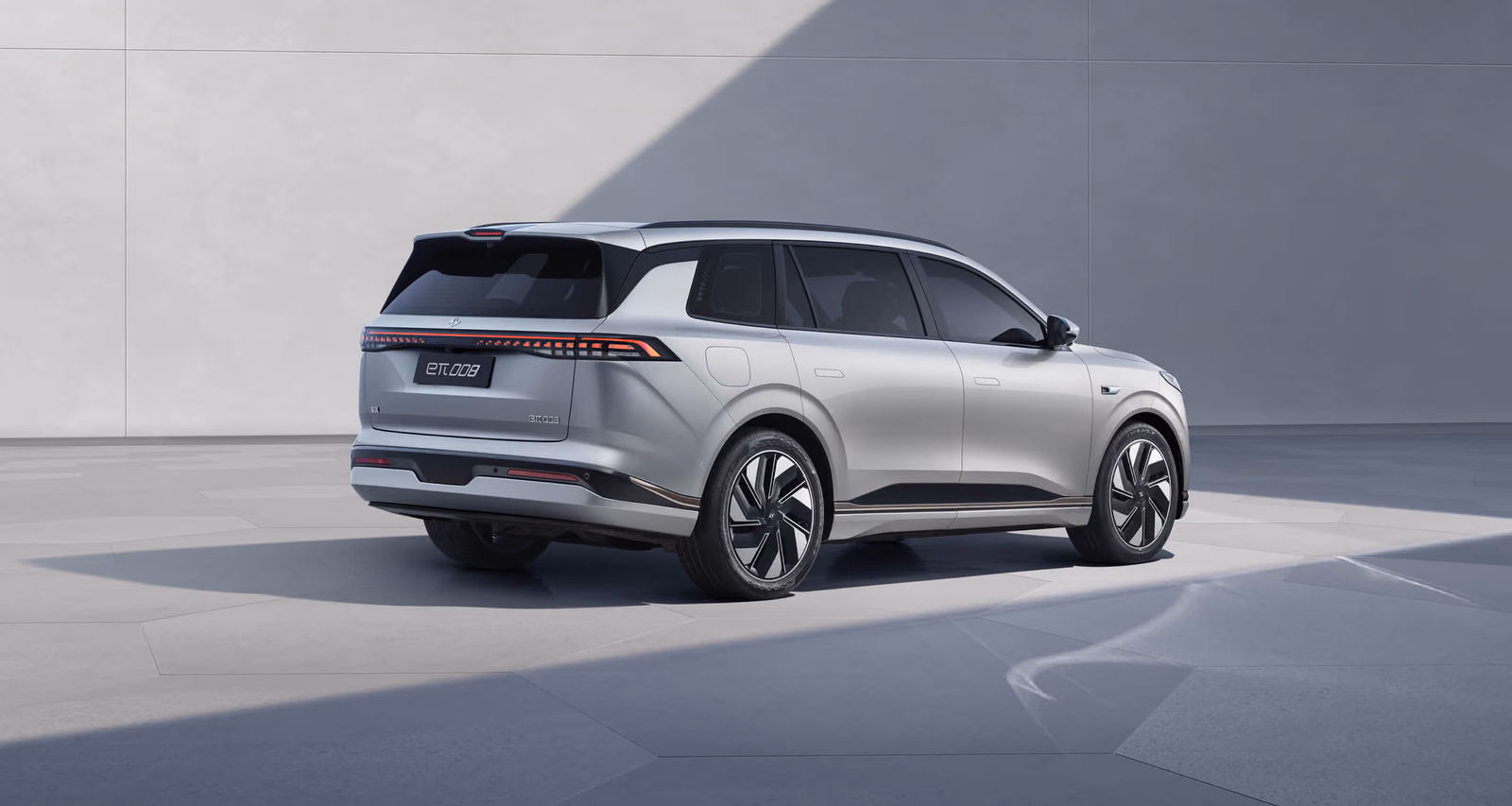 Dongfeng eπ 008 — вид сзади в три четверти