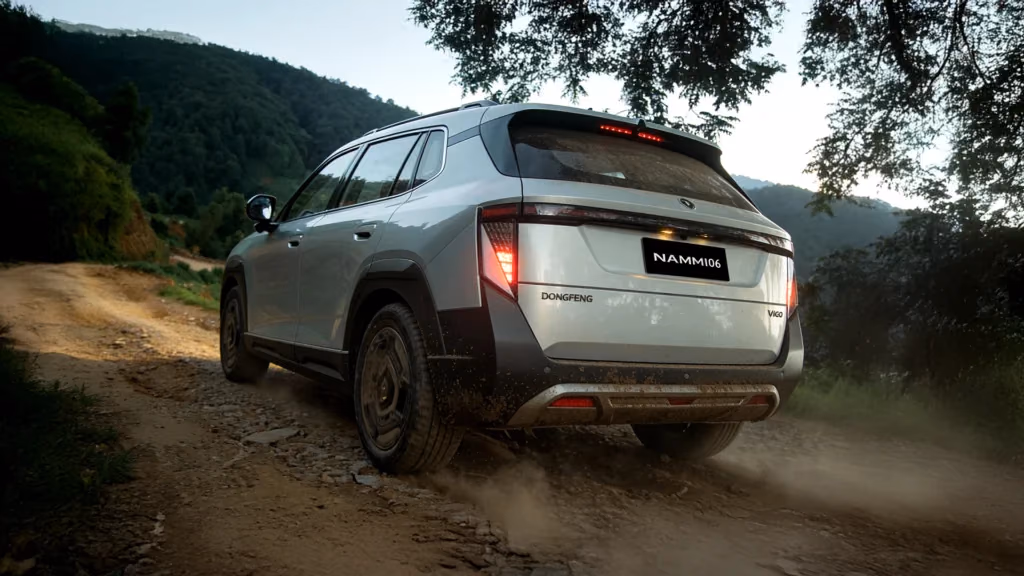 Dongfeng Nammi 06 — вид сзади на грунтовой дороге