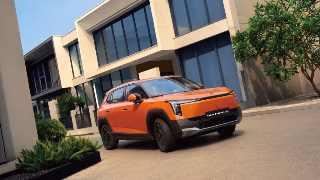 Dongfeng Nammi 06 — оранжевый кузов в городе