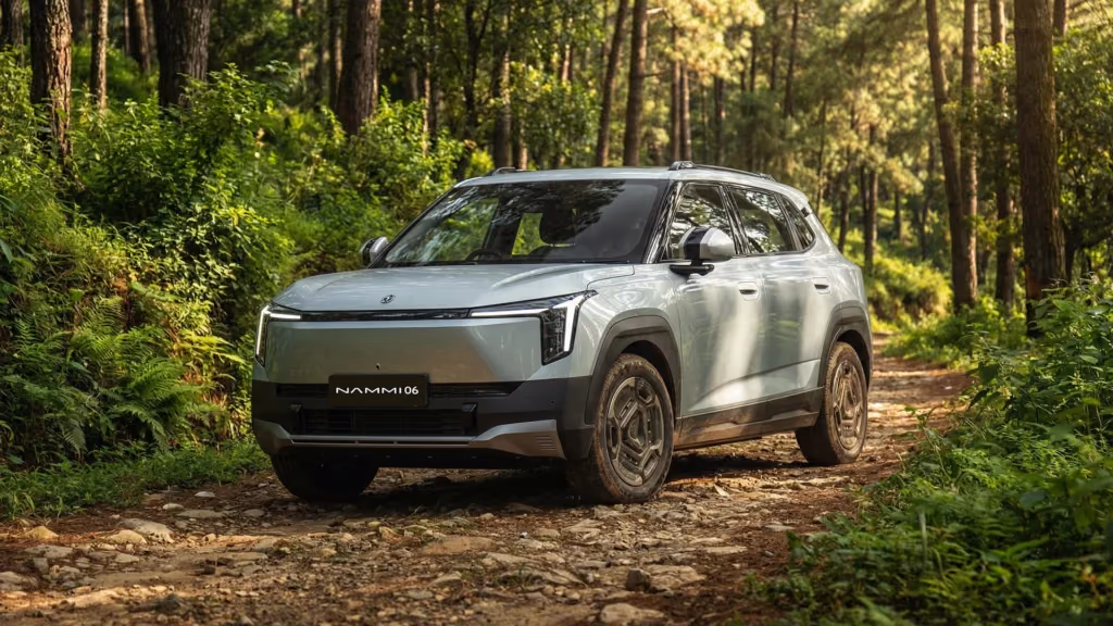 Dongfeng Nammi 06 — кроссовер на лесной дороге