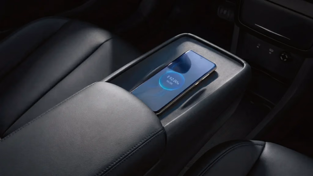 Dongfeng Nammi 06 — беспроводная зарядка смартфона