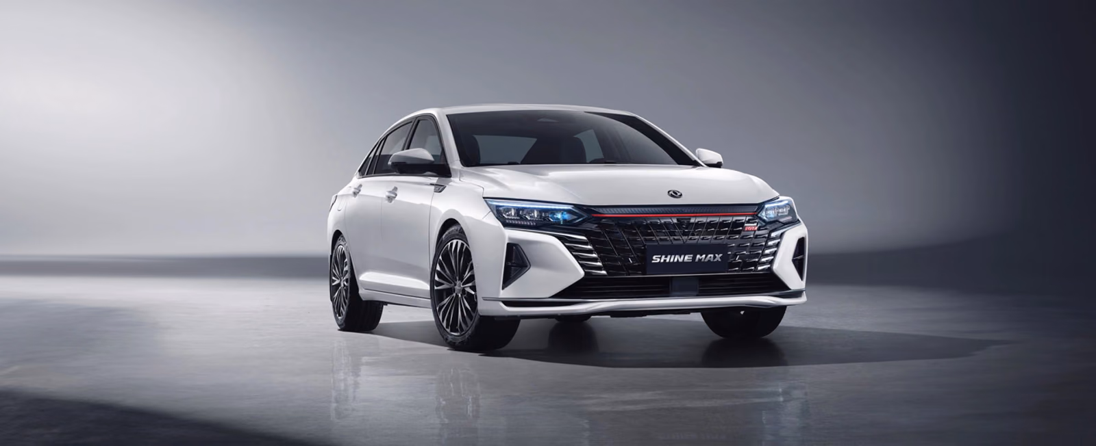 Dongfeng Shine Max на студийном фоне