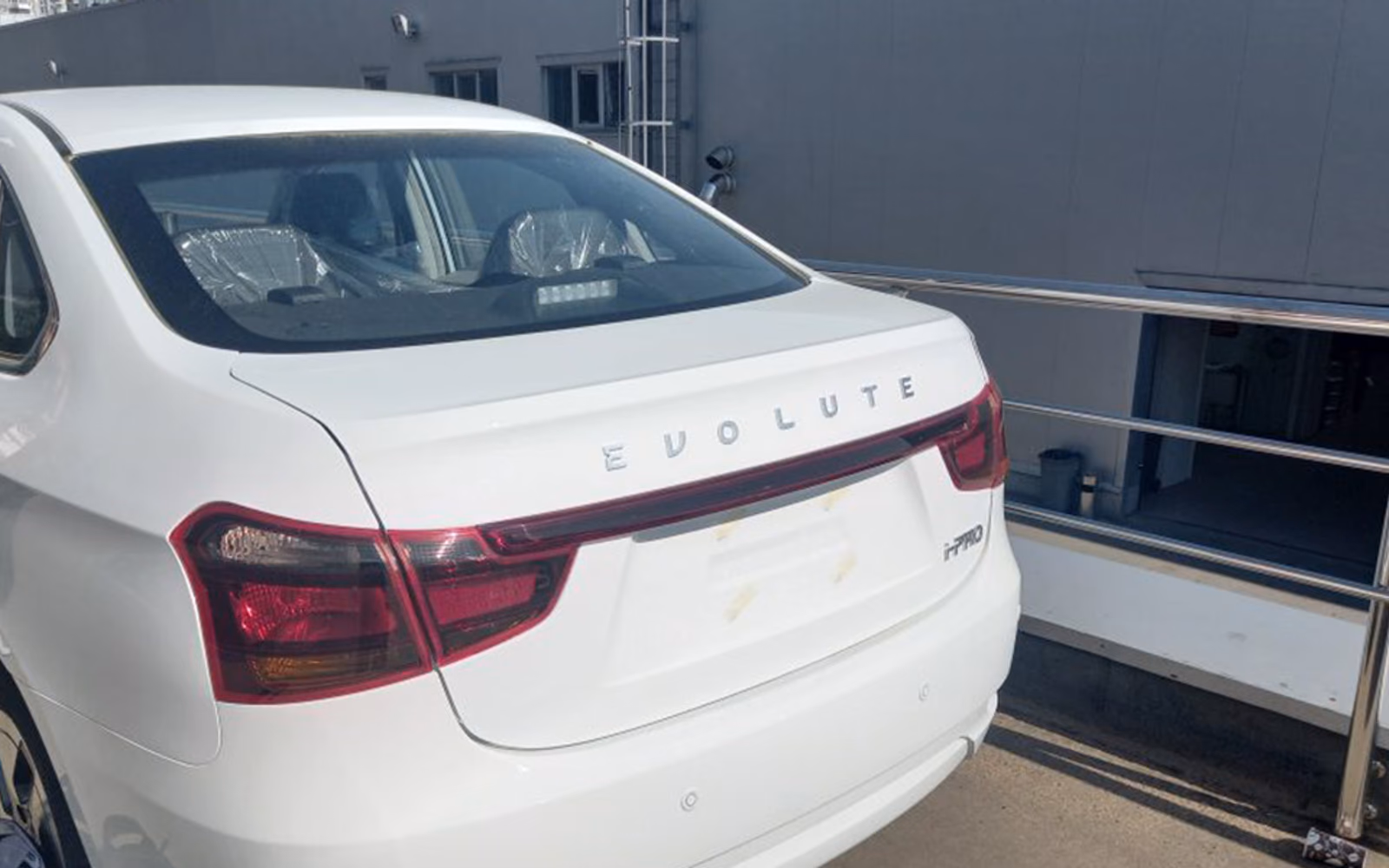 Задняя часть белого Evolute i-Pro крупным планом