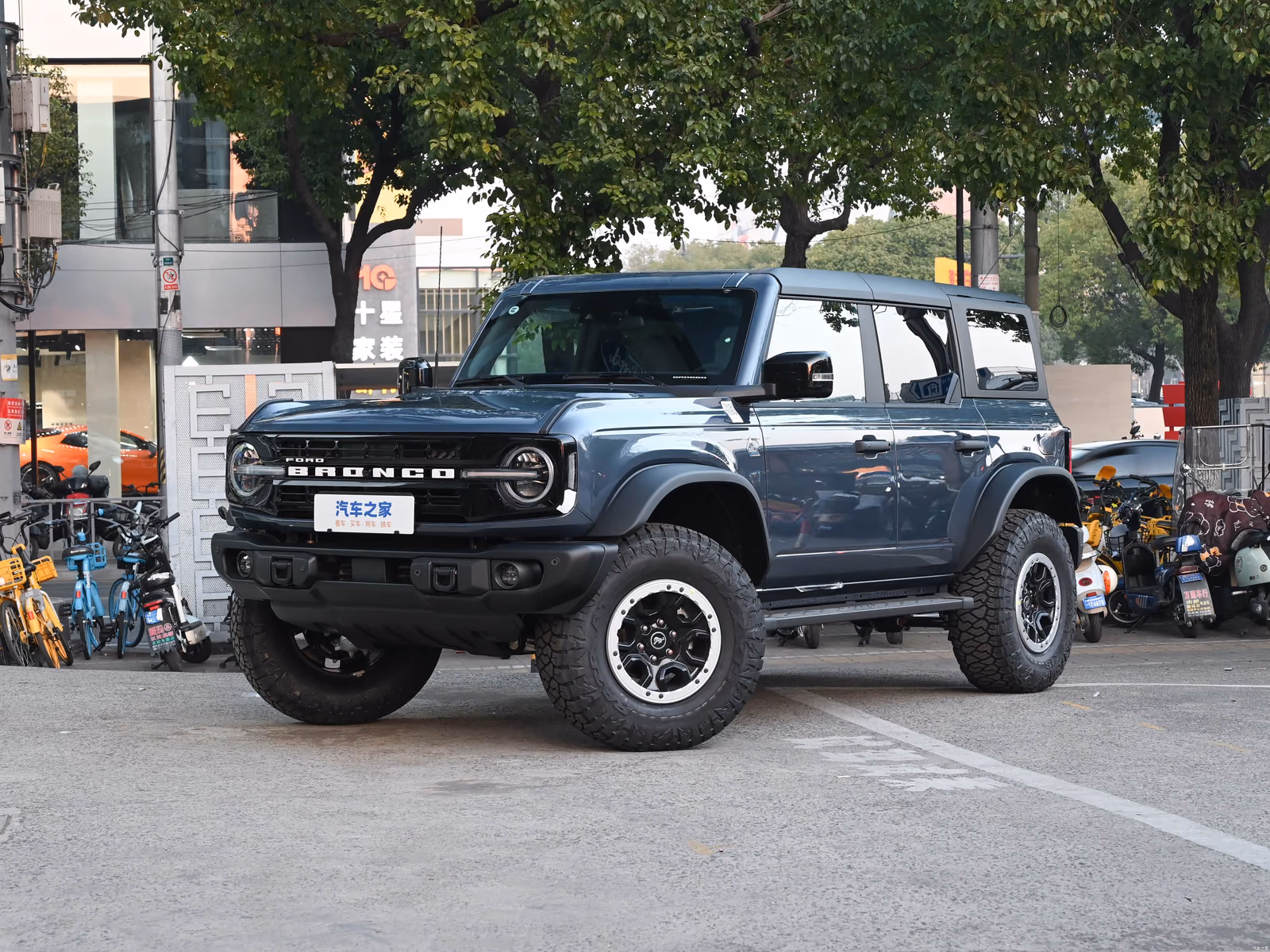 Ford Bronco 2026 — серо-синий кузов спереди в три четверти