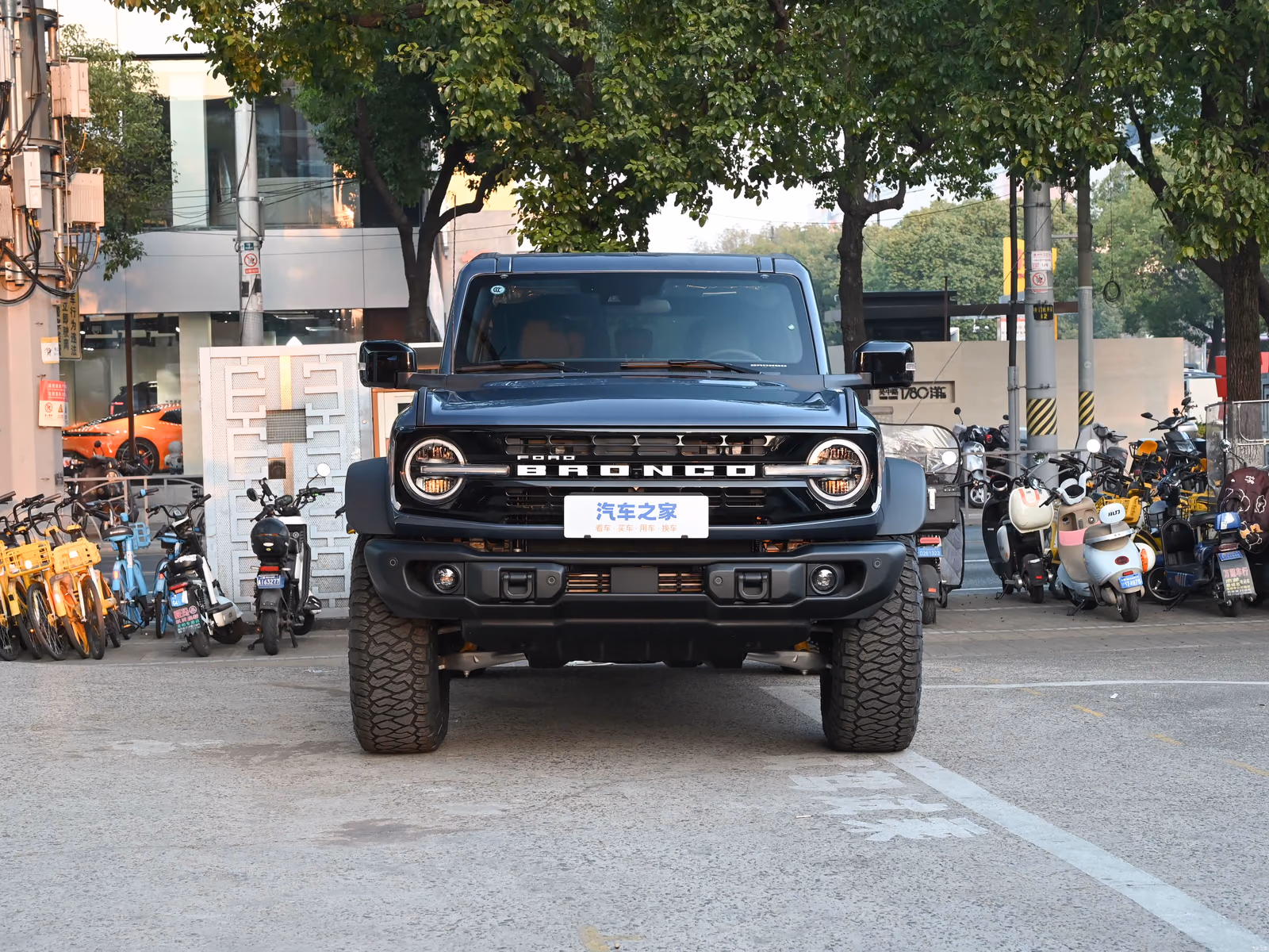 Ford Bronco 2026 — серо-синий кузов строго спереди
