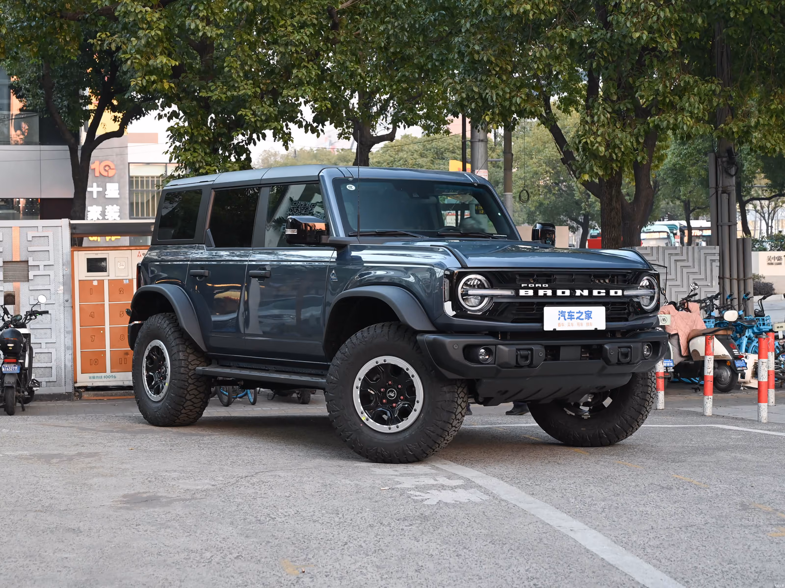 Ford Bronco 2026 — серо-синий кузов спереди с другой стороны