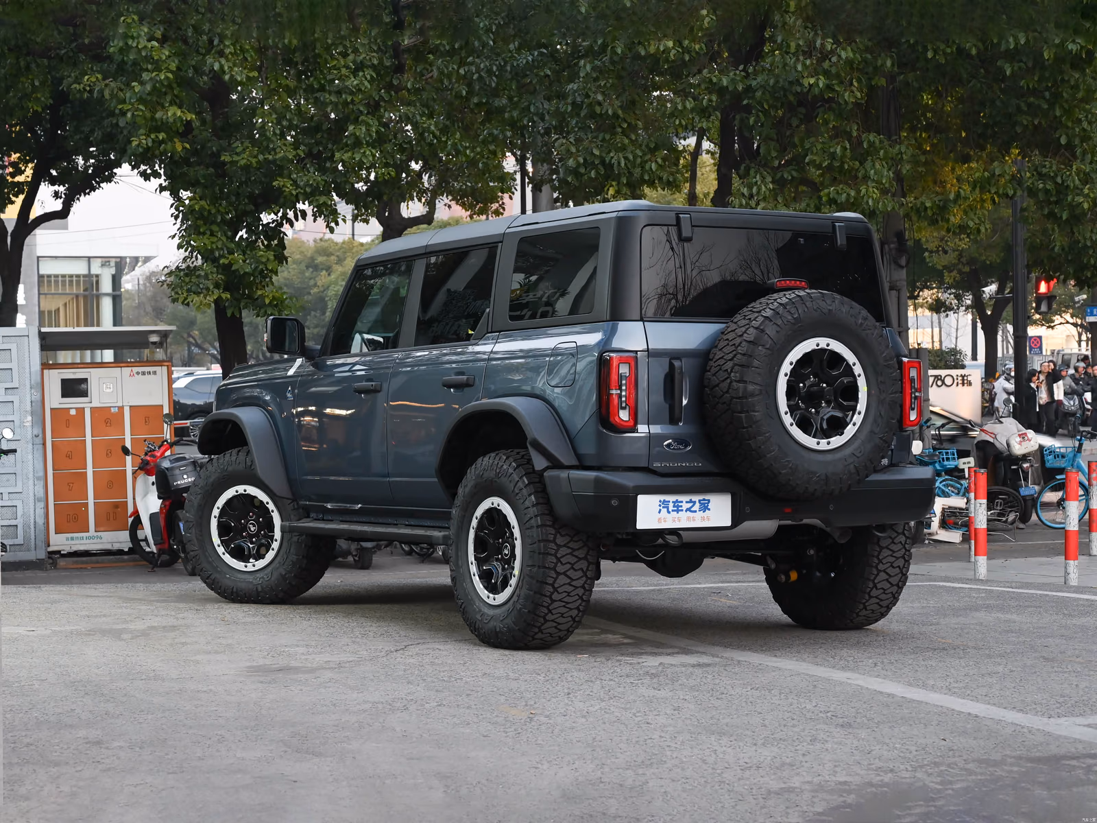 Ford Bronco 2026 — серо-синий кузов сзади в три четверти