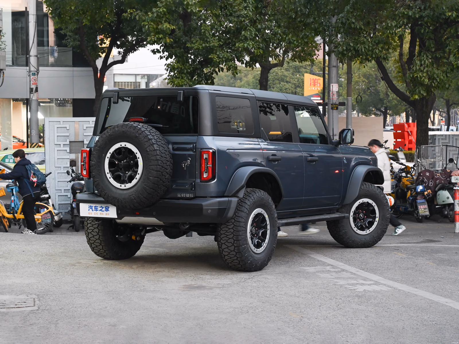 Ford Bronco 2026 — серо-синий кузов сзади с другой стороны