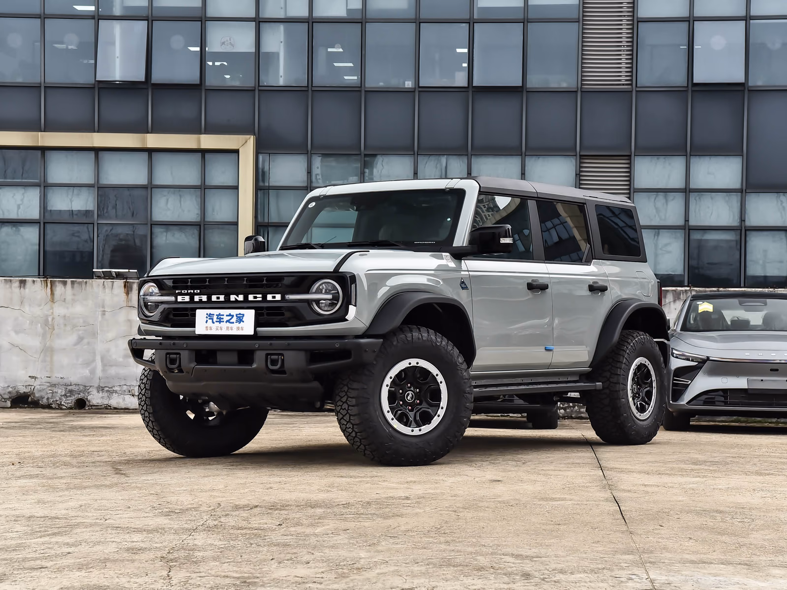Ford Bronco 2026 — серебристый кузов спереди в три четверти