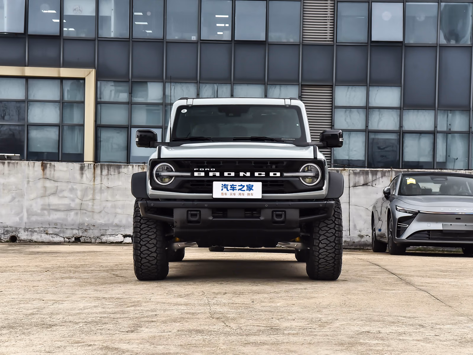 Ford Bronco 2026 — серебристый кузов строго спереди