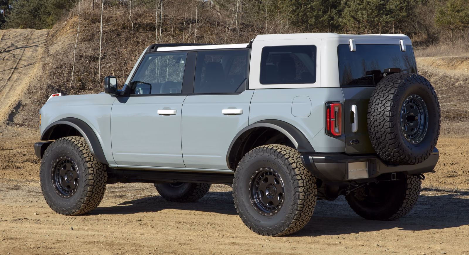 Ford Bronco — спереди в три четверти