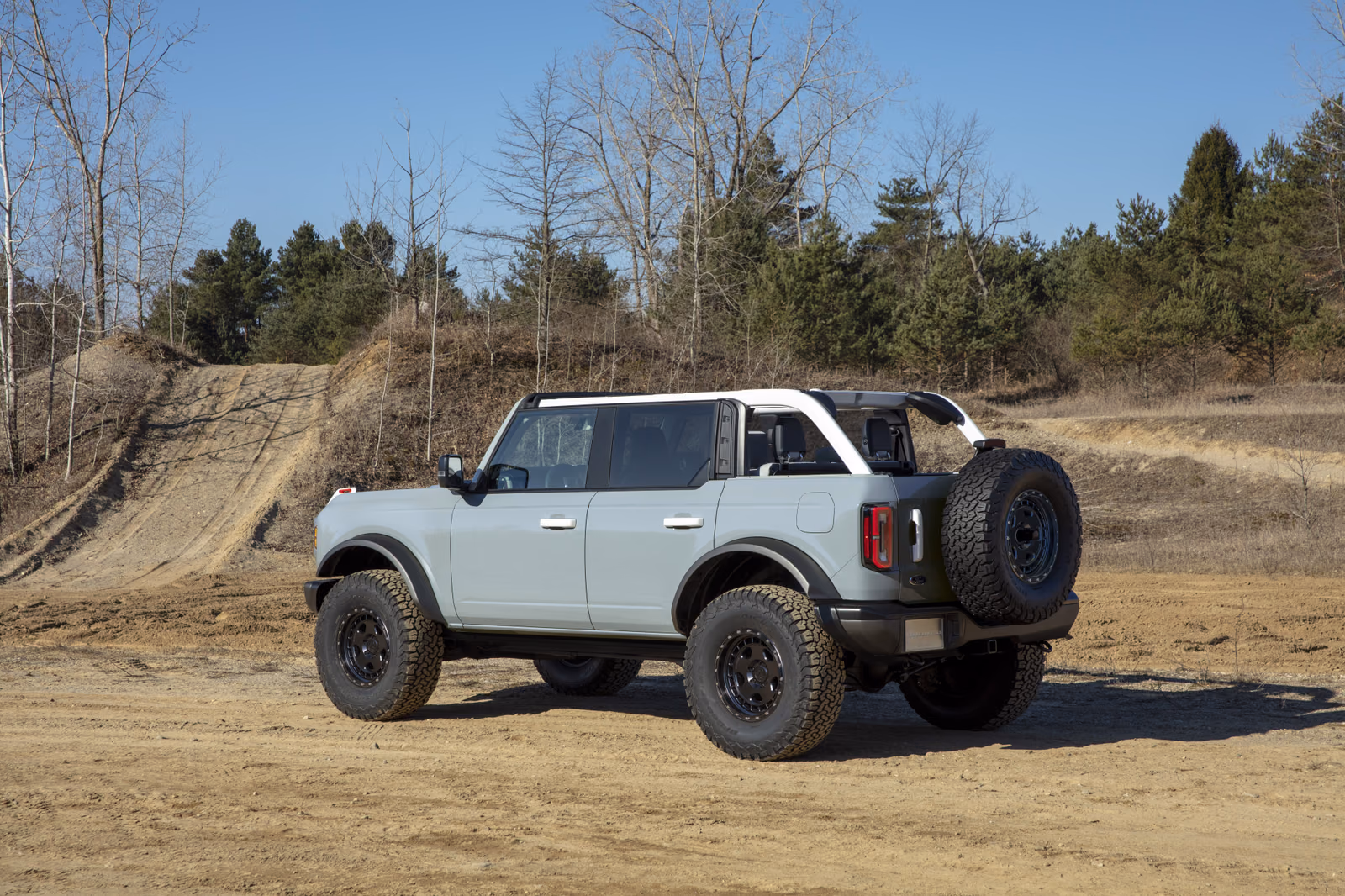 Ford Bronco — вид сзади в три четверти