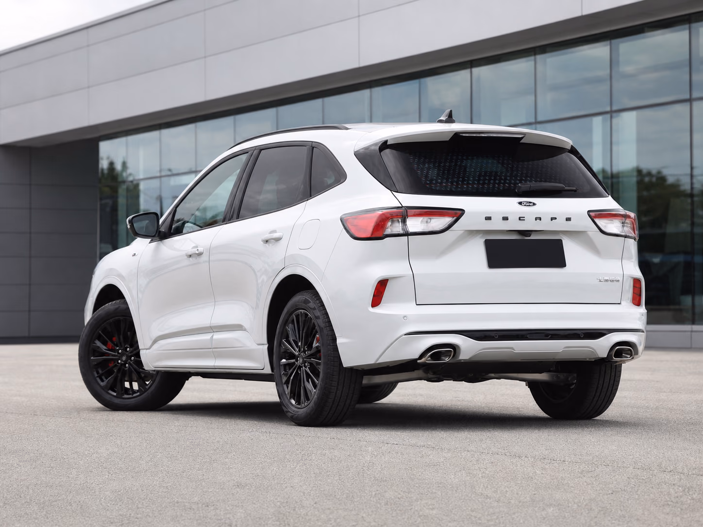 Ford Escape ST-Line Pro — вид сзади в три четверти