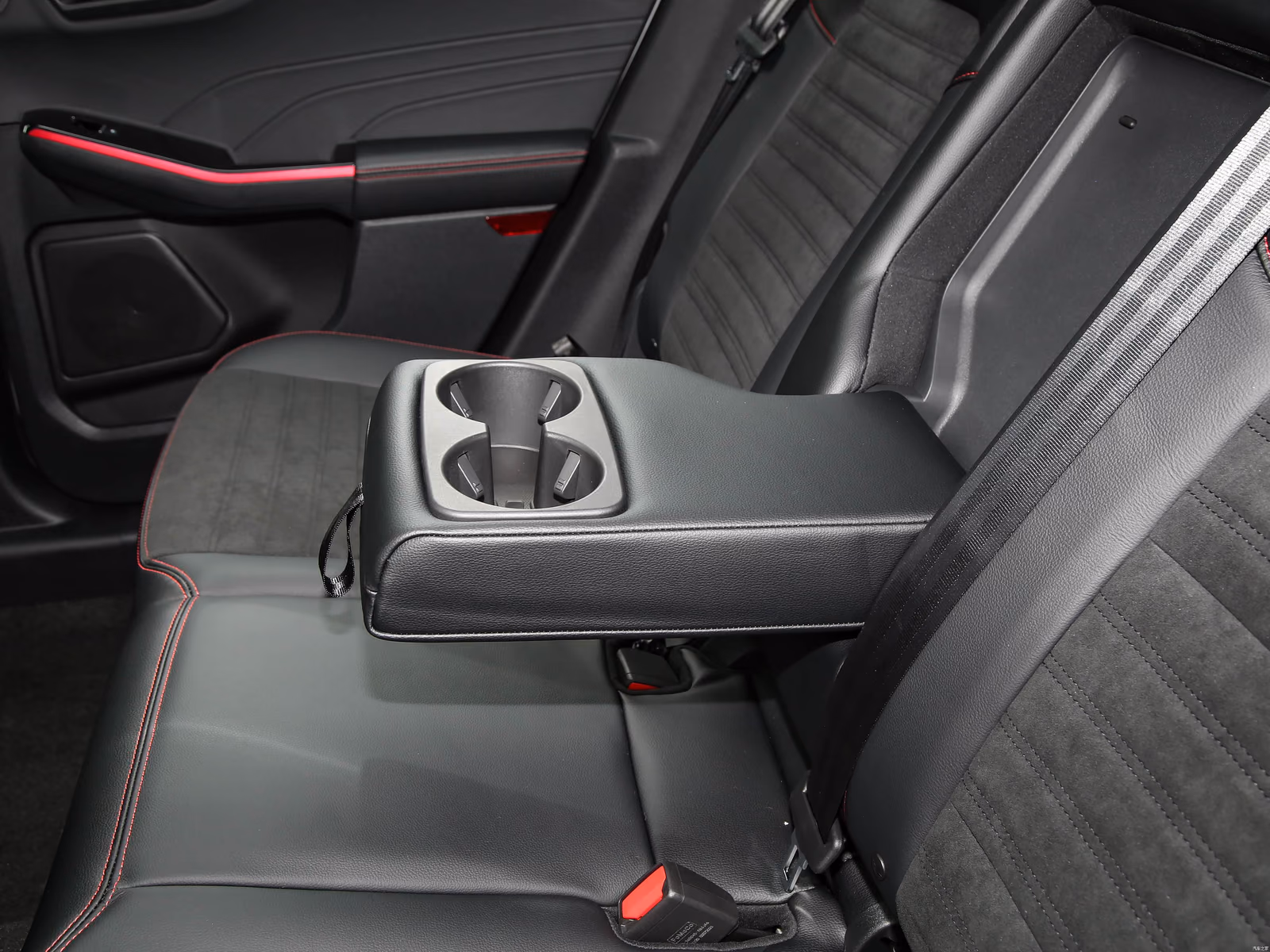 Ford Escape ST-Line Pro — подлокотник второго ряда