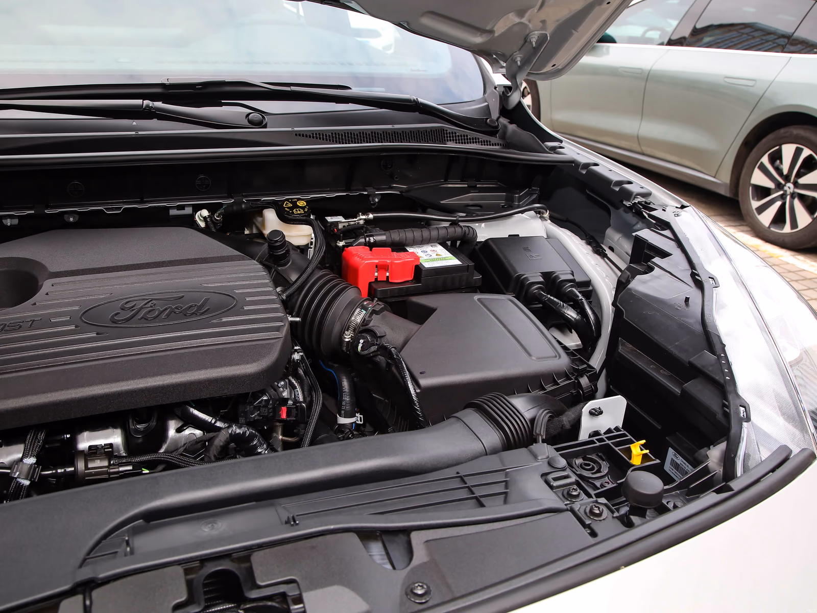 Ford Escape ST-Line Pro — моторный отсек 2.0 EcoBoost