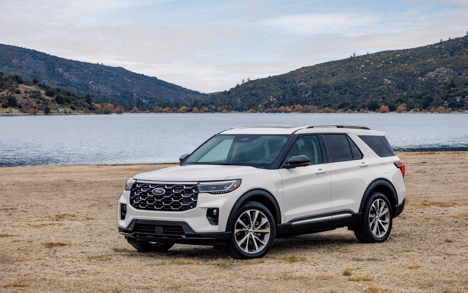 Ford Explorer — спереди в три четверти
