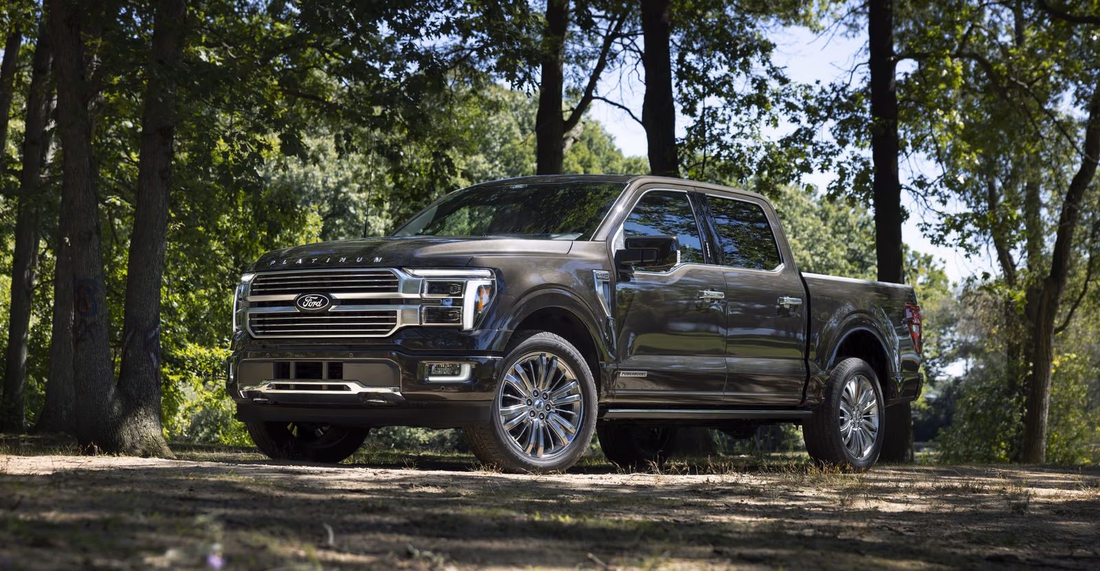 Чёрный Ford F-150 Platinum, вид спереди в три четверти