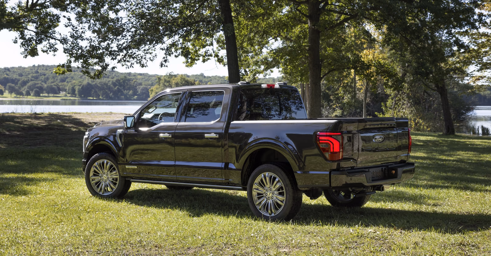 Ford F-150 Platinum у воды