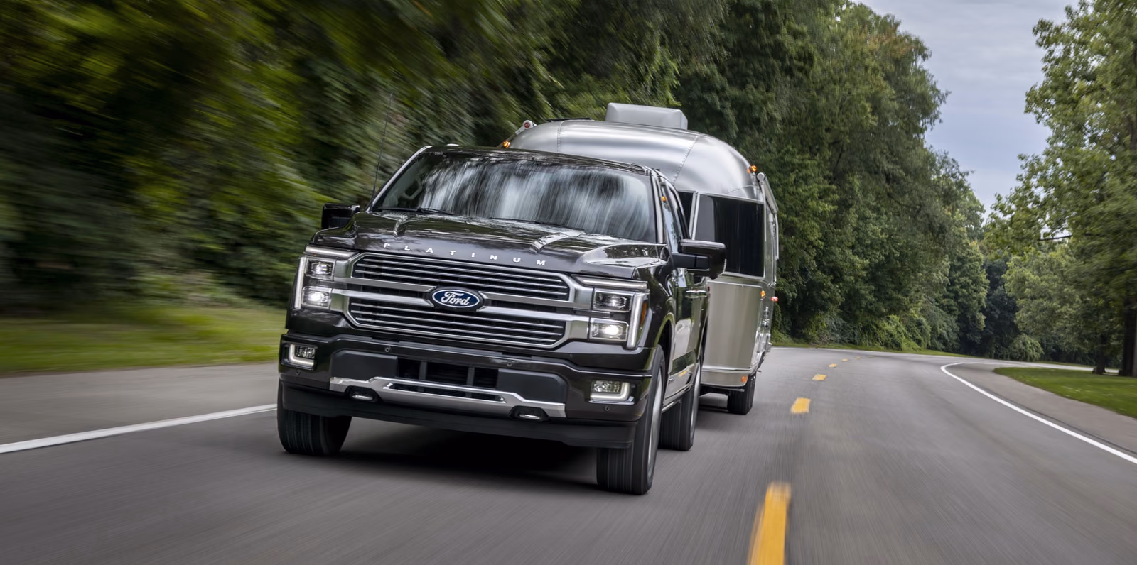 Ford F-150 Platinum на шоссе