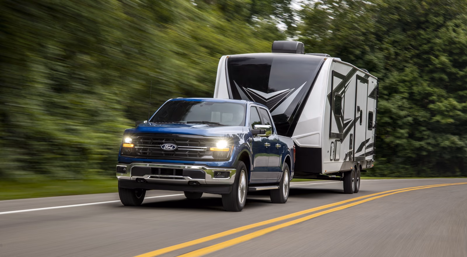 Ford F-150 XLT с прицепом на трассе